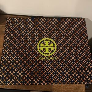 Tory Burch EXTRA LARGE gift bag. 20 x 16 in. Iconic logo in navy and orange.